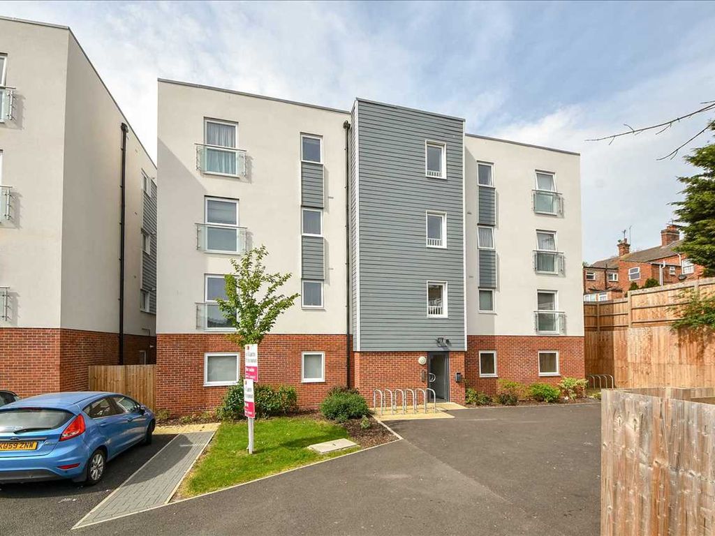 2 bed flat to rent in Waterside Road, Wellingborough, Northants NN8, £