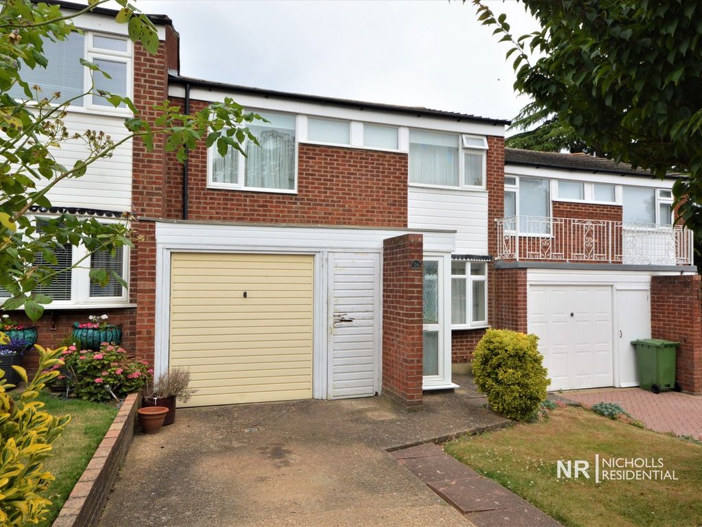 3 bed semidetached house for sale in Angus Close, Chessington, Surrey