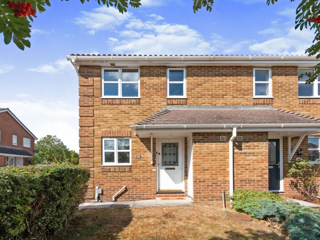 2 bed end terrace house for sale in Barbel Avenue, Basingstoke RG21