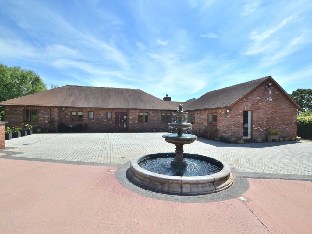 4 bed detached house for sale in Malvern Road, Staunton