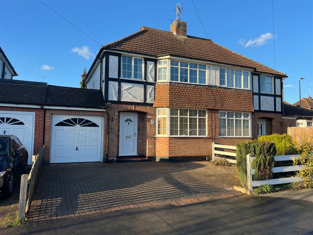 3 bed semidetached house for sale in Uplands Road, Oadby, Leicester