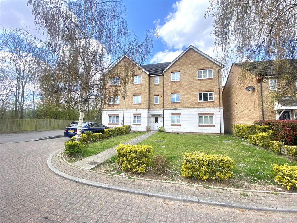2 bed flat to rent in Huron Road, Broxbourne EN10 Zoopla
