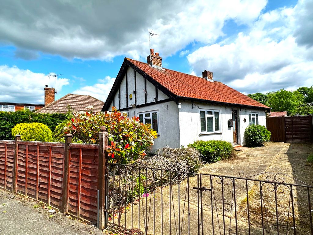2 bed detached bungalow for sale in Green Lane, Hillingdon, Uxbridge