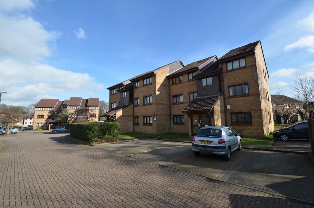 2 bed flat to rent in Littlebrook Avenue, Burnham SL2, £1,400 pcm Zoopla