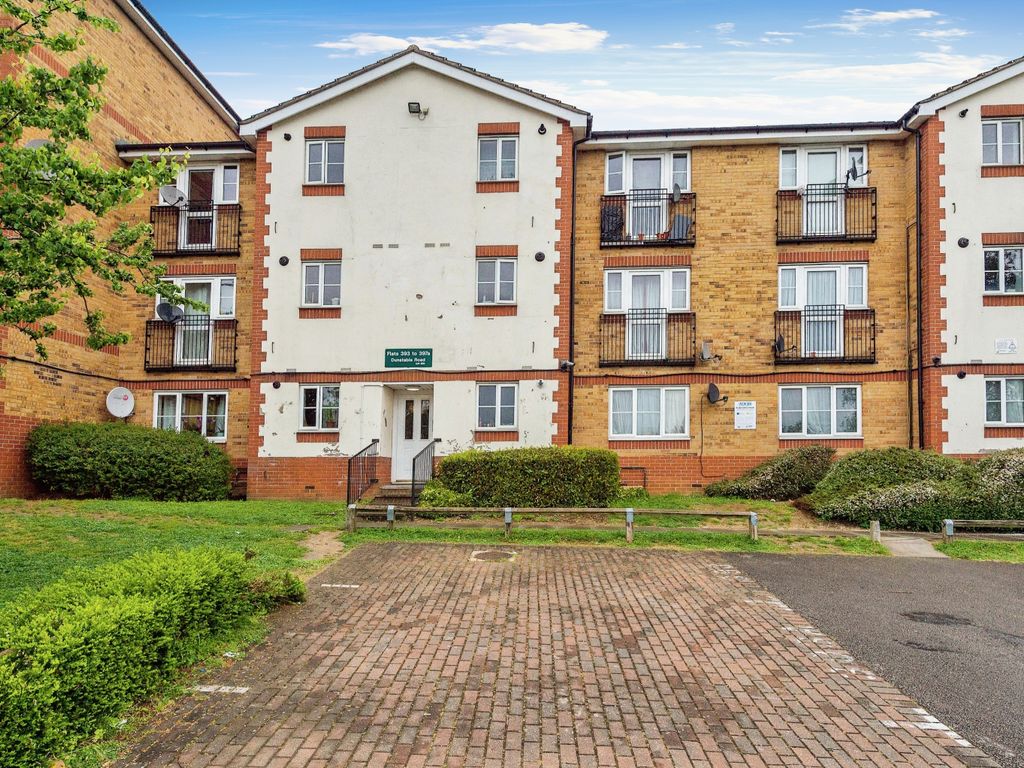 2 bed flat for sale in Dunstable Road, Luton, Bedfordshire LU4, £