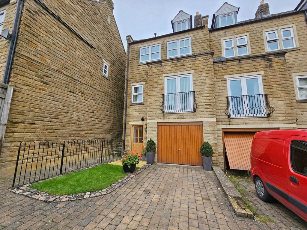 3 bed town house for sale in Knabbs Lane, Silkstone Common, Barnsley