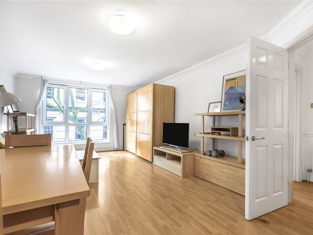 1 bed flat to rent in Little Britain, London EC1A, £2,500 pcm Zoopla