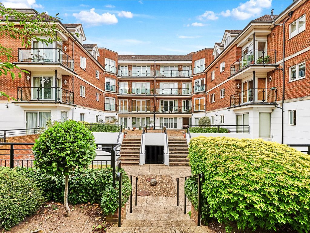 2 bed flat to rent in Marian Lodge, 5 The Downs, Wimbledon, London SW20