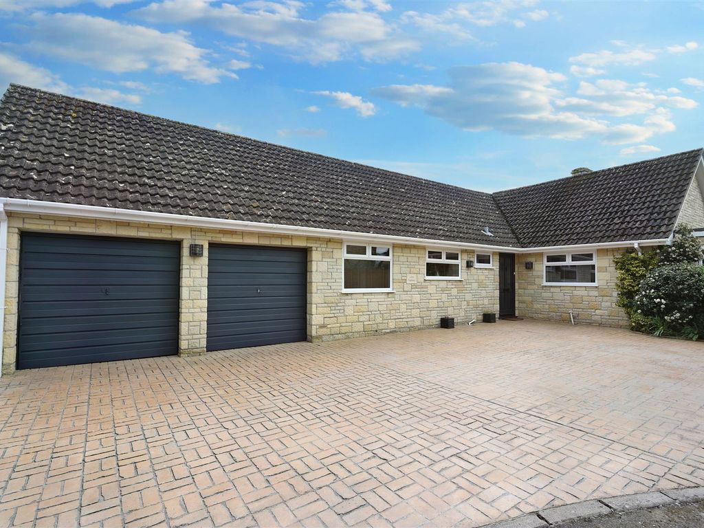 3 bed detached bungalow for sale in Burton Street, Marnhull