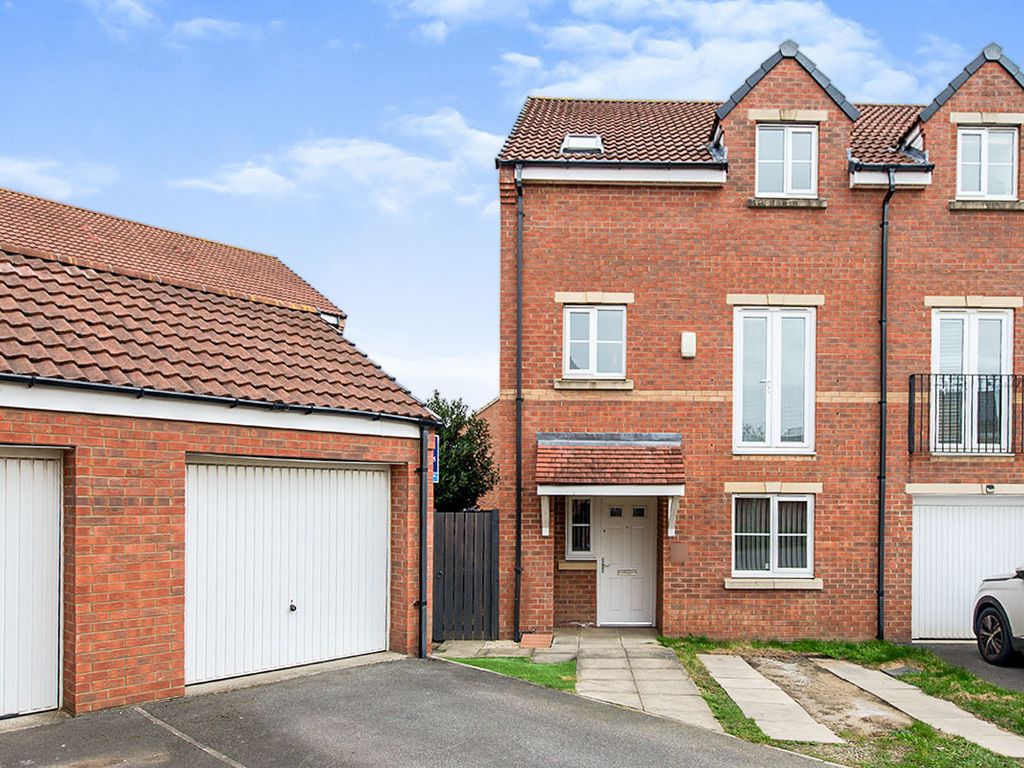 5 bed semidetached house for sale in Pasture Way, Castleford, West