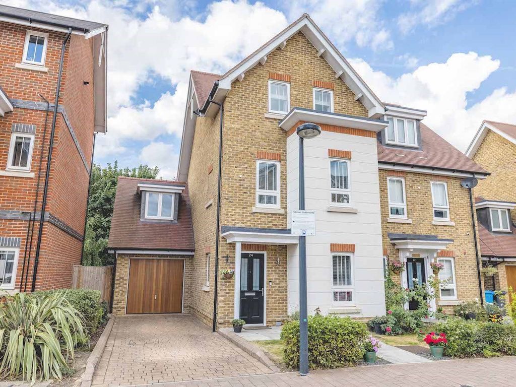 4 bed semidetached house for sale in Brambling Way, Maidenhead SL6