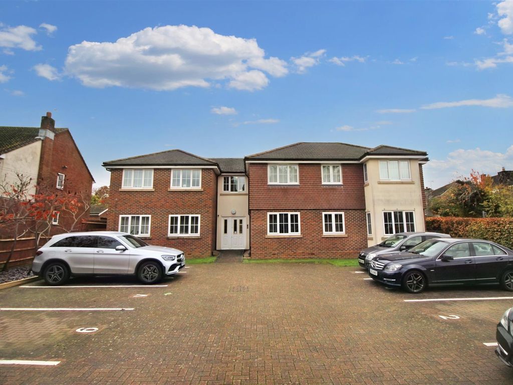 2 bed flat to rent in Tinsley Lane, Crawley RH10, £1,395 pcm Zoopla