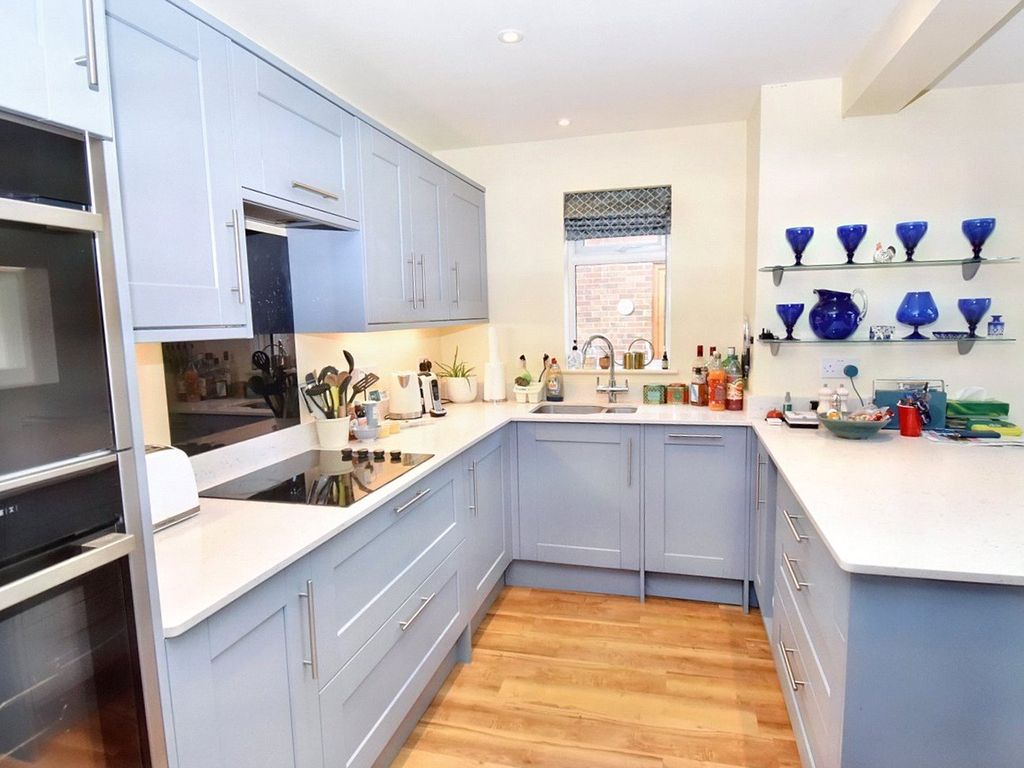 3 bed detached bungalow for sale in The Broadway, Lambourn, Hungerford