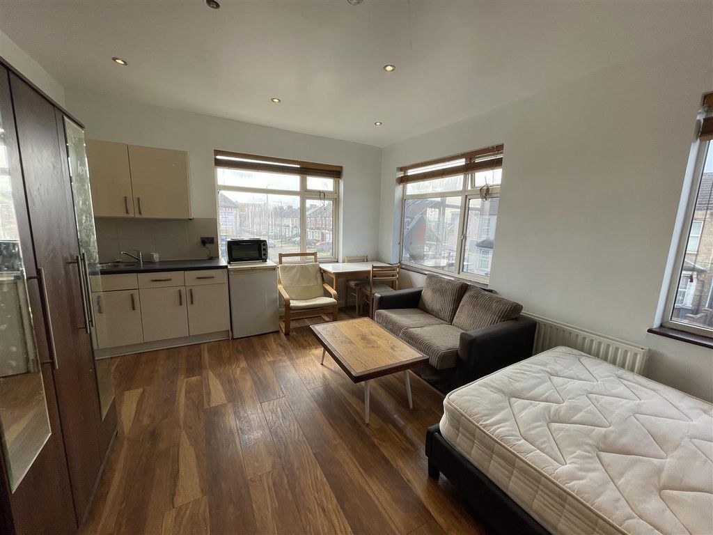 Studio to rent in Kingsley Road, Hounslow TW3 Zoopla