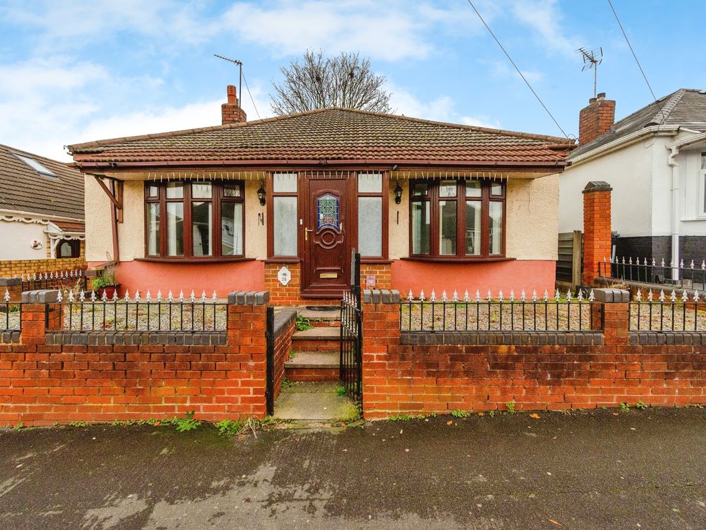 3 bed detached bungalow for sale in Rounds Road, Bilston WV14, £185,000