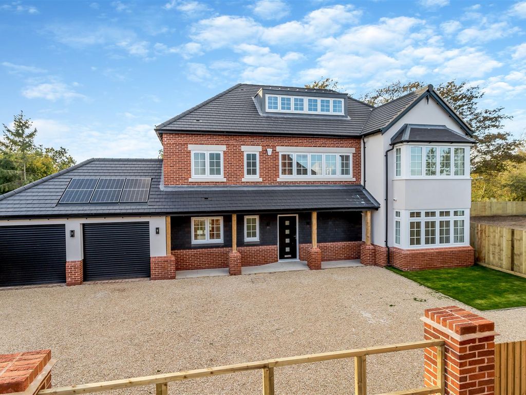 5 bed detached house for sale in London Road, Stretton On Dunsmore