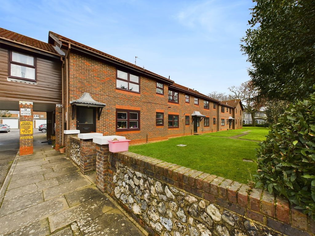 2 bed flat to rent in Bulkington Avenue, Worthing BN14, £1,200 pcm Zoopla