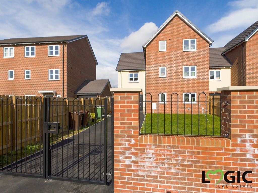 5 bed linkdetached house for sale in Waterside Crescent, Castleford