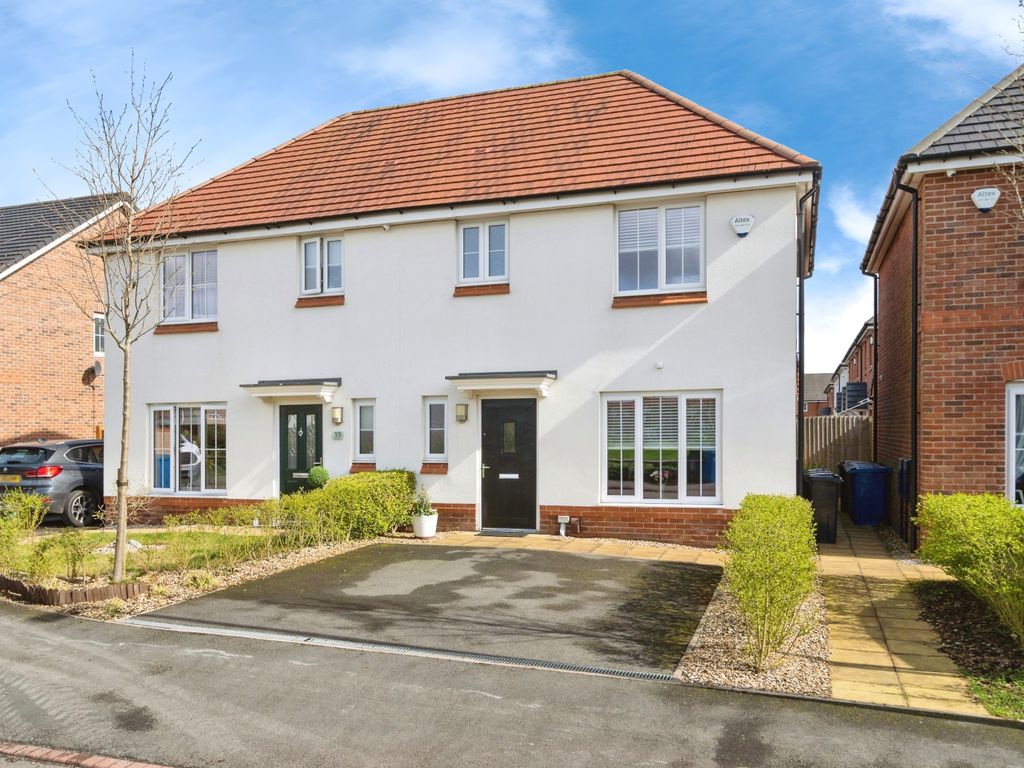 3 bed semidetached house for sale in Threadneedle Place, Manchester