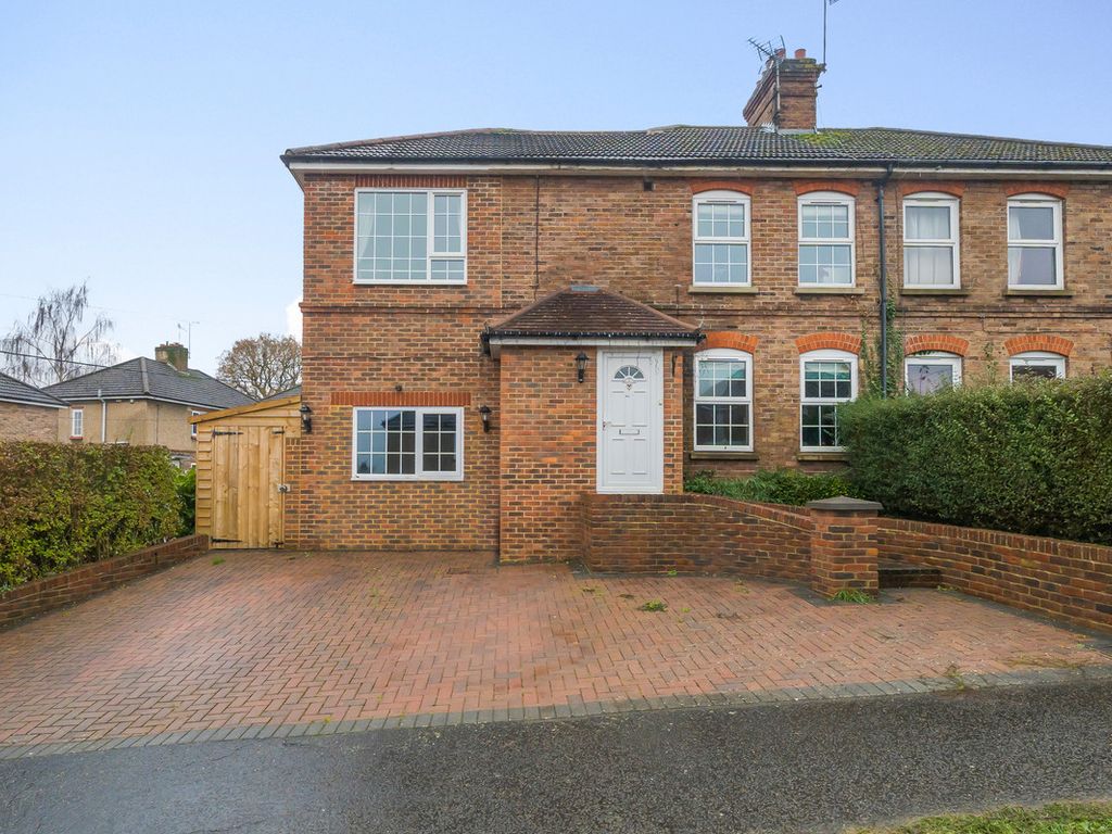 4 bed semidetached house for sale in Mayflower Road, Haywards Heath