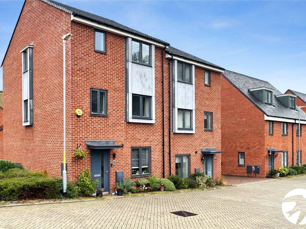 4 bed semidetached house for sale in Outred Place, Castle Hill