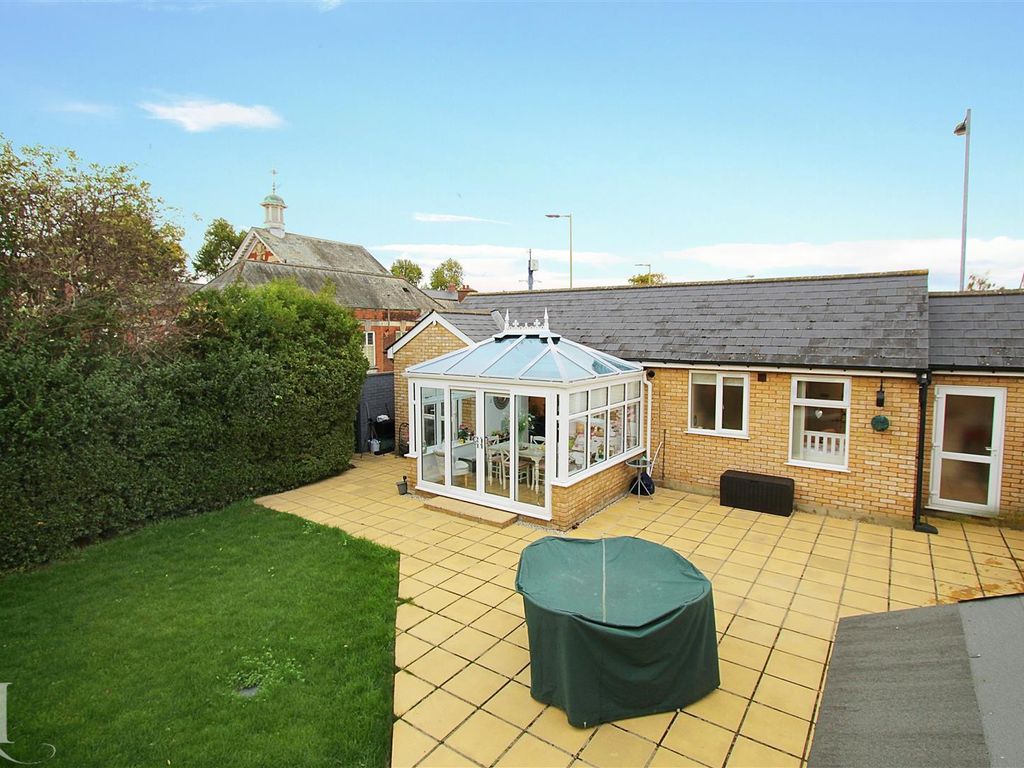 1 bed detached bungalow for sale in King Arthur Court, Cheshunt, Waltham Cross EN8 Zoopla
