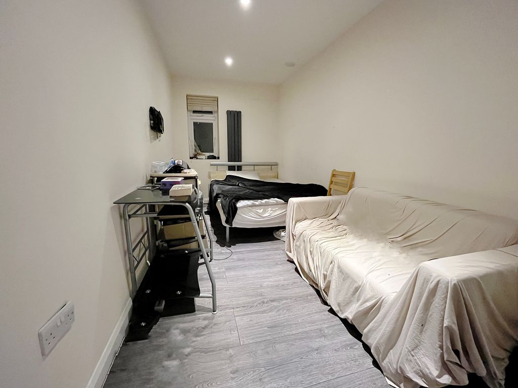 Room to rent in Vicarage Farm Road, Hounslow TW5 Zoopla