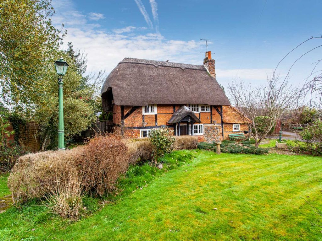5 bed detached house for sale in Mapledurham, Nr Reading RG4, £699,995