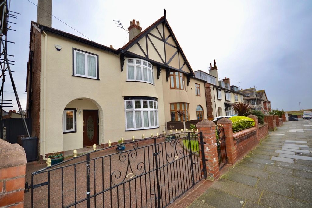 7 bed semidetached house for sale in Oxford Drive, BrightonLeSands
