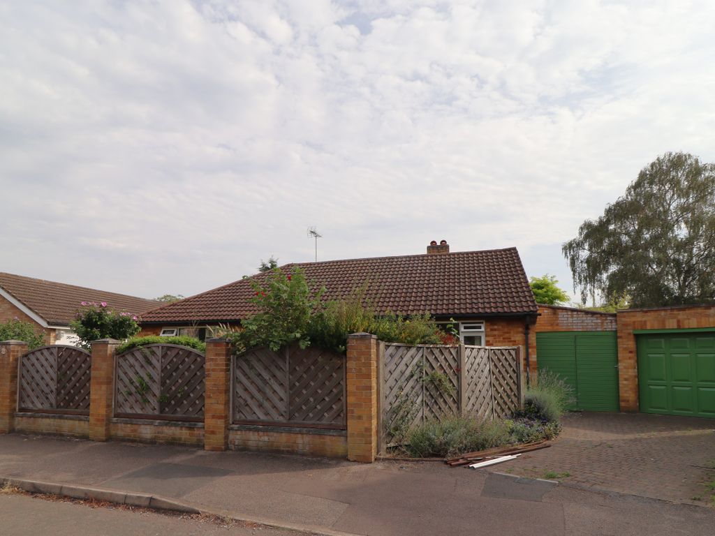 3 bed detached bungalow for sale in Carmalt Gardens, Hersham, Surrey
