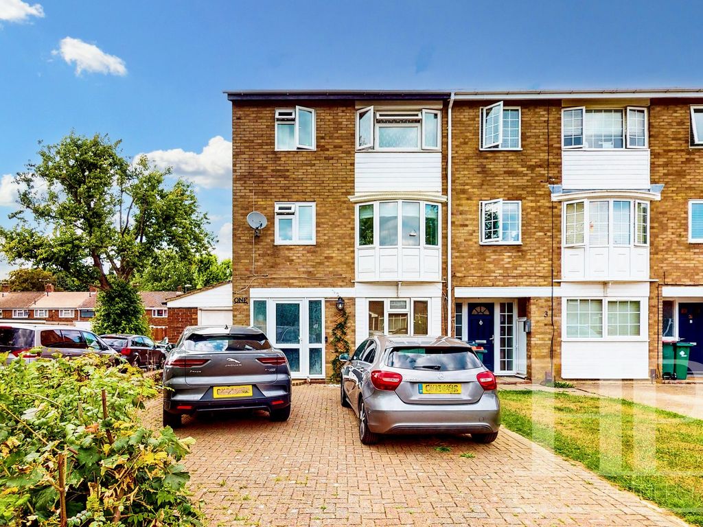 5 bed town house to rent in Aintree Road, Crawley RH10, £2,100 pcm Zoopla