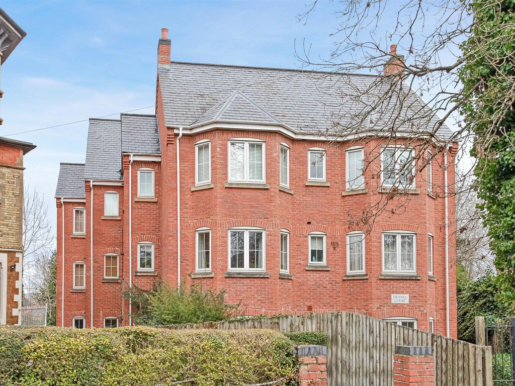 2 bed flat for sale in Broughton Road, Banbury OX16, £210,000 Zoopla
