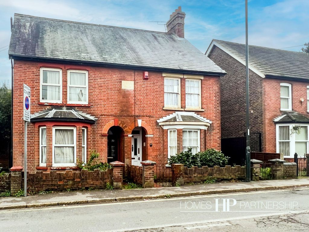 3 bed semidetached house to rent in Horsham Road, Crawley RH11 Zoopla