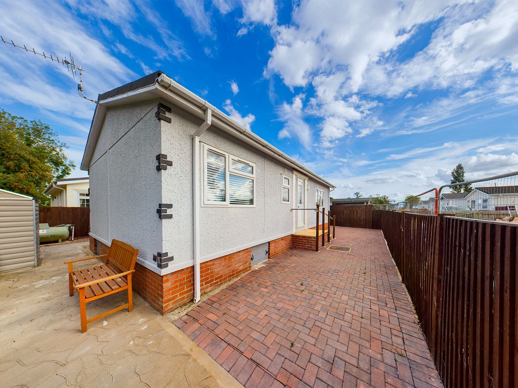 2 bed mobile/park home for sale in Queensland Park, Hawthorn Hill