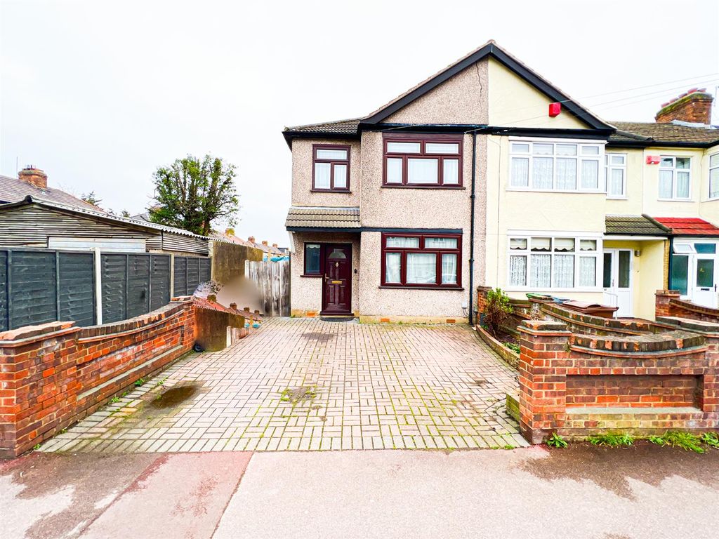 3 bed semidetached house to rent in Frizlands Lane, Dagenham RM10 Zoopla