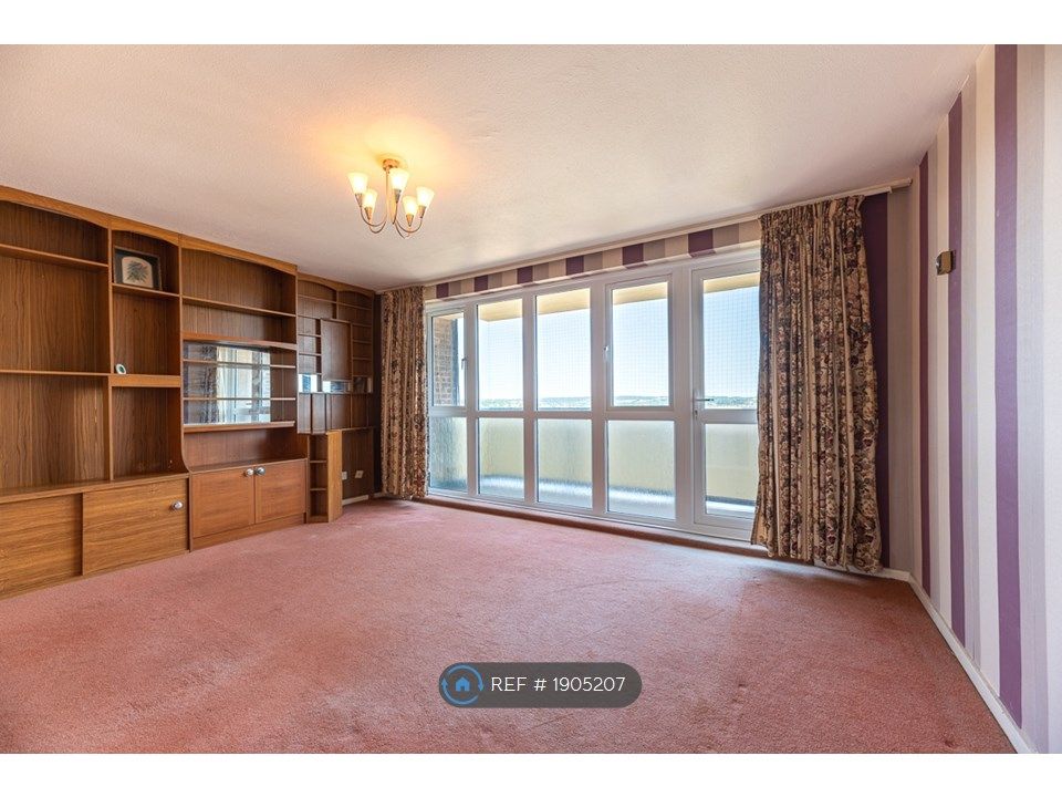 2 bed flat to rent in Heaton Avenue, Romford RM3, £1,500 pcm Zoopla