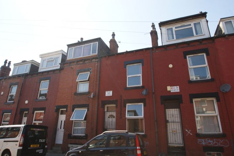 3 bed terraced house to rent in Welton Mount, Hyde Park, Leeds LS6, £