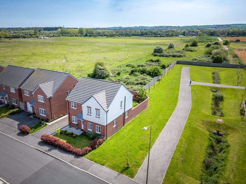 4 bed detached house for sale in Douglas Drive, Grove, Wantage OX12, £