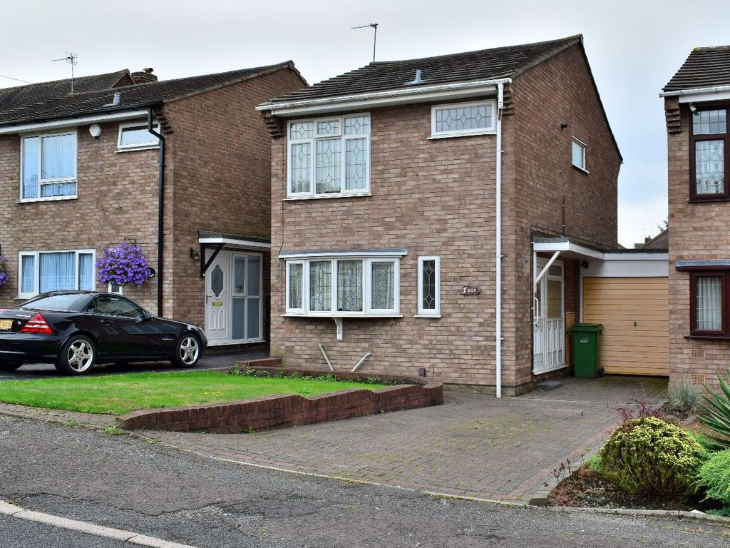 3 bed linkdetached house to rent in Causeway Road, Coseley WV14, £