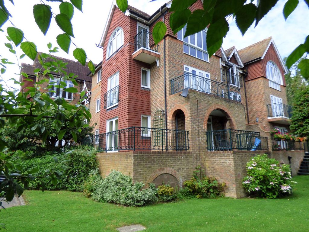 2 bed flat to rent in Wallis Mews, Guildford Road, Fetcham, Leatherhead