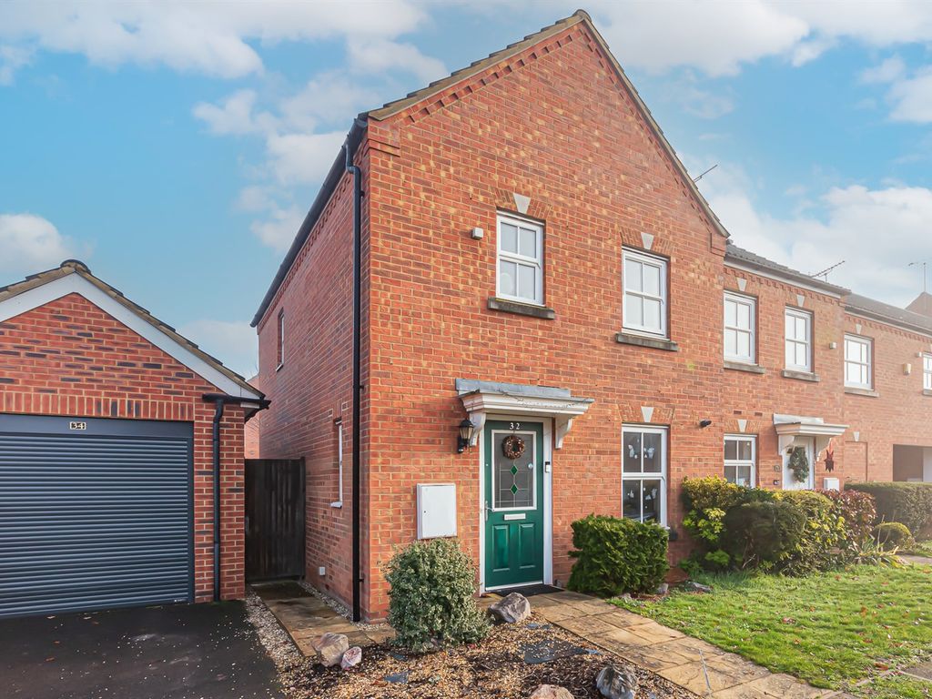 3 bed end terrace house to rent in Victoria Gardens, Wokingham RG40, £