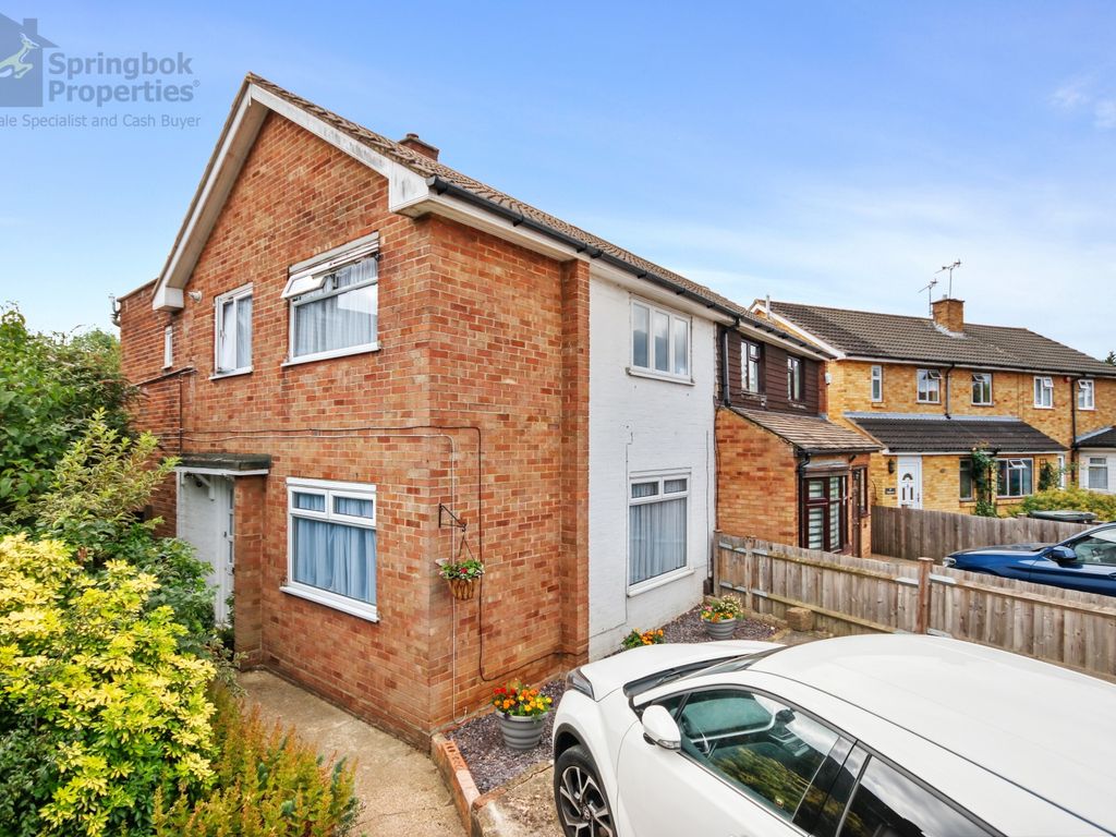 4 bed semidetached house for sale in Oakwood Hill, Loughton, Essex