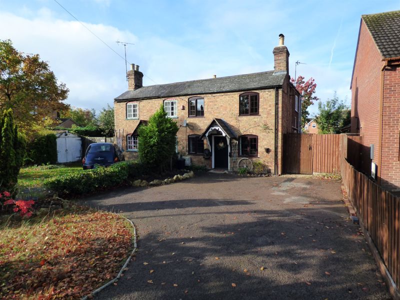 3 bed semidetached house for sale in Bristol Road, Quedgeley
