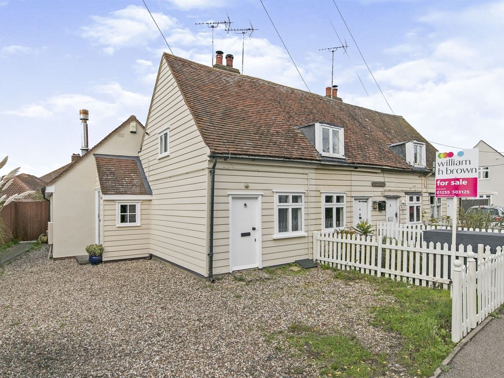 2 bed end terrace house for sale in Harwich Road, Little Oakley
