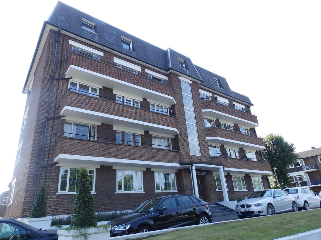 3 bed flat to rent in Portsmouth Road, Surbiton KT6, £1,750 pcm Zoopla