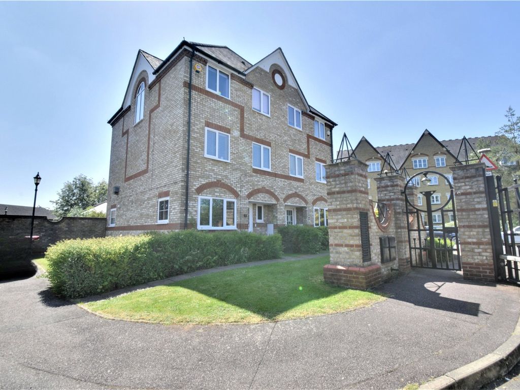 4 bed semidetached house for sale in Norbury Avenue, Watford