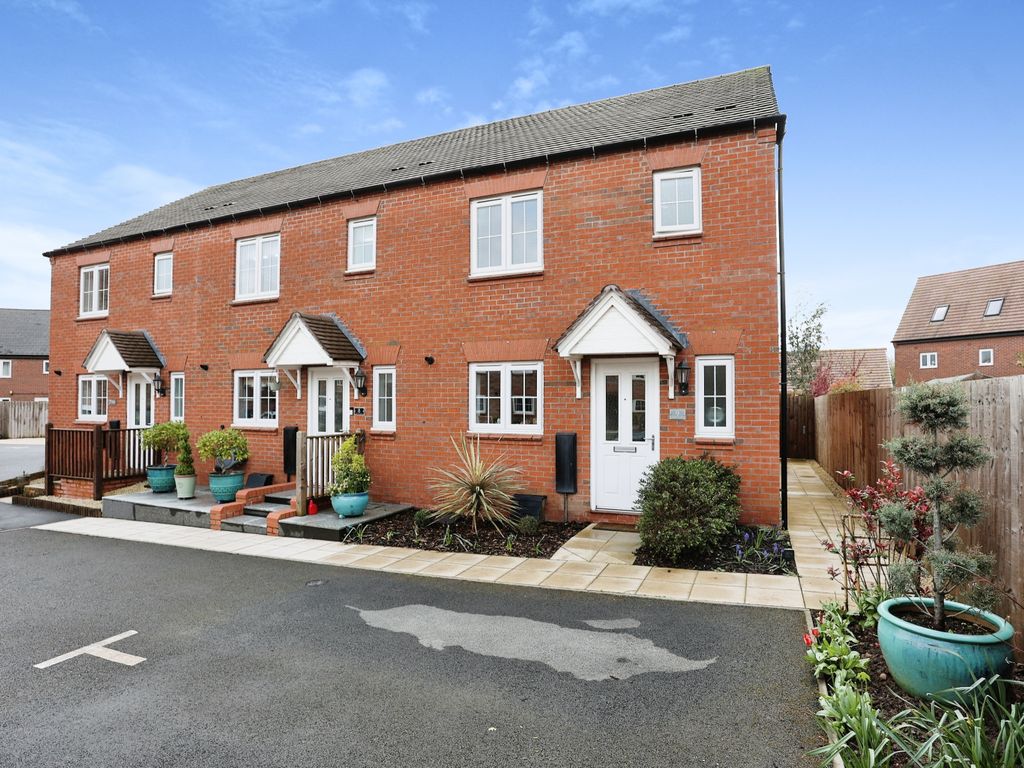 3 bed end terrace house for sale in Lupin Close, Edwalton, Nottingham
