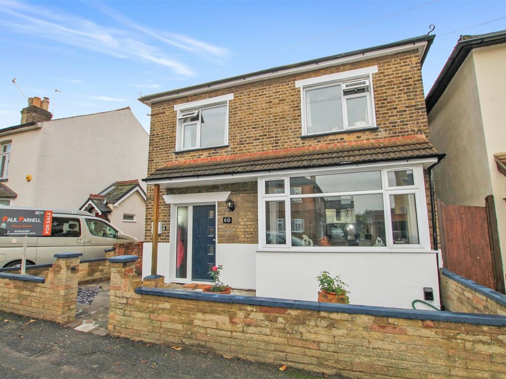 3 bed detached house for sale in Shaftesbury Road, Gidea Park, Romford