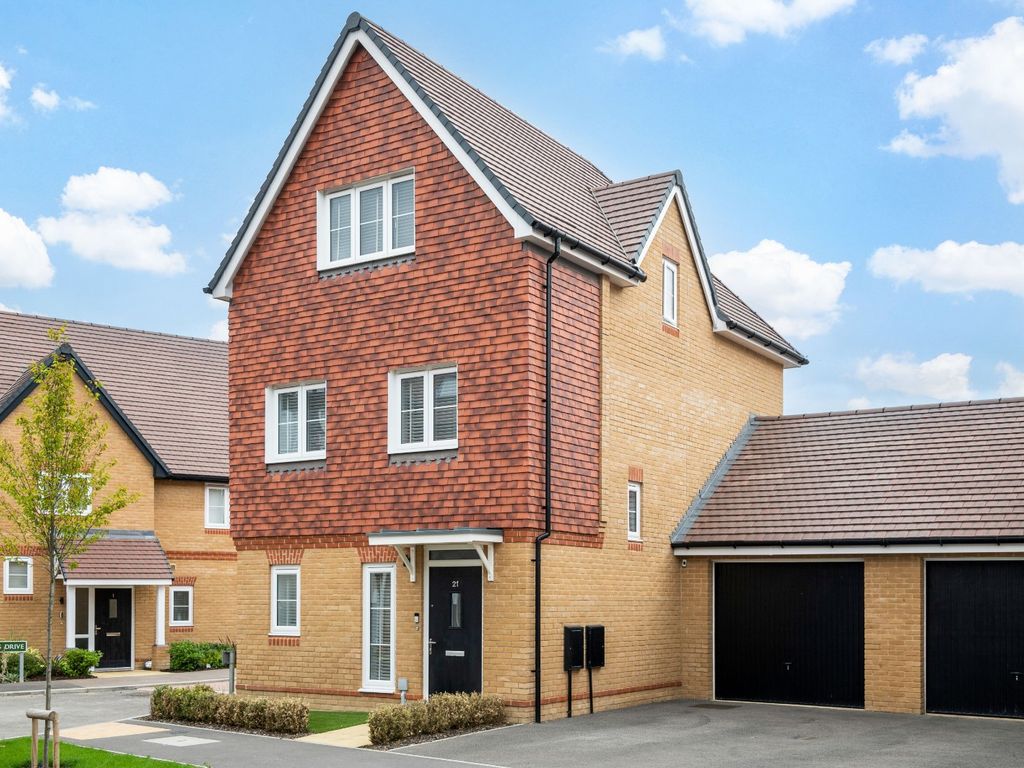 3 bed semidetached house for sale in Roman Way, Beckenham BR3, £