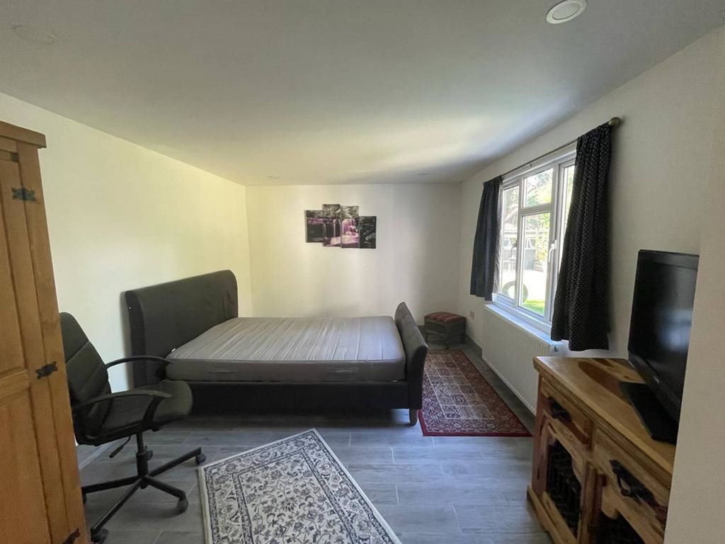 Studio to rent in Hook Road, Chessington KT9, £1,750 pcm Zoopla